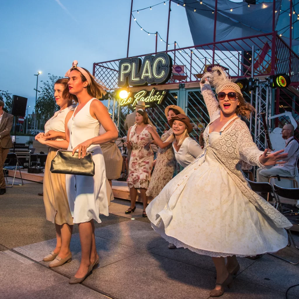 Outdoor theatre. Events on Square of Joy